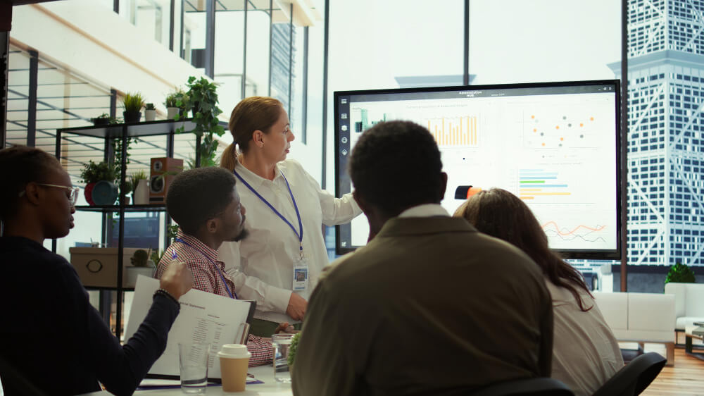 Gestores de Governança em meeting com indicadores e tecnologia na gestão